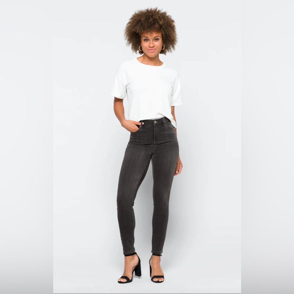 Liverpool
Abby High Rise Skinny Jean